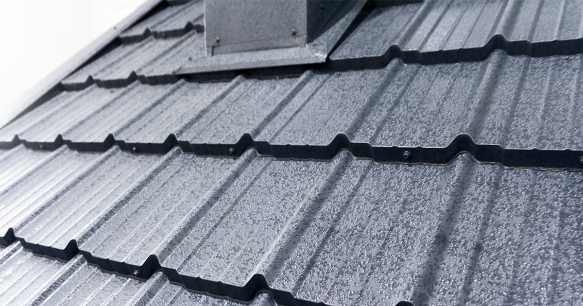 Metal roof benefits for homes exposed to extreme Texas heat and severe weather conditions